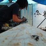 電気カンナで皮を剝く